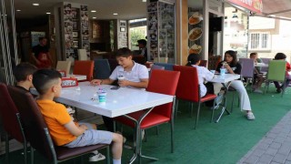 Adanada anne ve çocuğu üzen lahmacuncuya nispet çocuklara ücretsiz lahmacun dağıttı