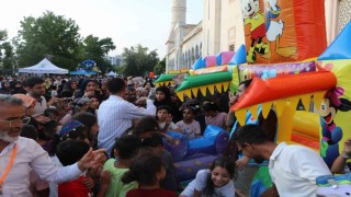 Adanada cami avlusu çocuklarla renklendi