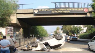 Adanada otomobil köprüden yola düştü: 1 yaralı