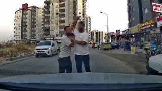 Adanada trafikte tartıştığı sürücüye testereyle saldıran şahıs kamerada