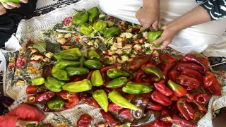 Ağrıda kış hazırlıkları başladı: Kapya biberler ipe diziliyor
