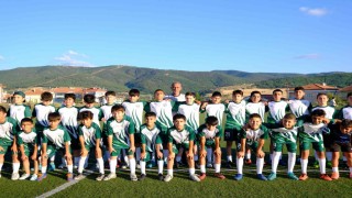 Akdağmadeninde Yaz Futbol Okuluna katılan 60 gence malzeme desteği