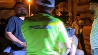 Aksarayda polis ile vatandaşın kaçak sürücü ve araç polemiği kamerada