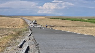 Akyakada köy yolları betonla buluşuyor