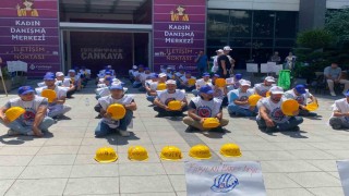 Alacaklarının ödenmediğini iddiasıyla bir araya gelen Doruk Madencilik çalışanları, Çankaya Belediyesi önünde eylem yaptı