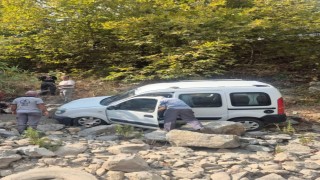 Alanyada araç şarampole yuvarlandı: 3 yaralı