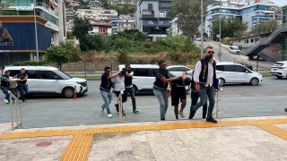 Alanya'da döviz bürosundan 400 bin liralık soygunun 3 şüphelisi adliyeye sevk edildi