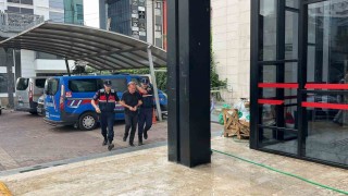Alanyada eşini ve kayınvalidesini bıçakladıktan sonra intihar girişimini canlı yayınlayan şahıs tutuklandı