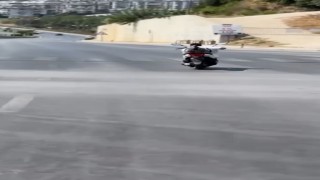 Alanya'da motosikletlinin tehlikeli hareketleri kamerada