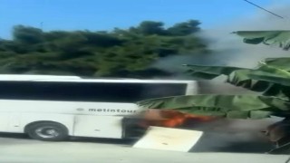 Alanya'da park halindeki tur otobüsünün motor bölümü alev aldı