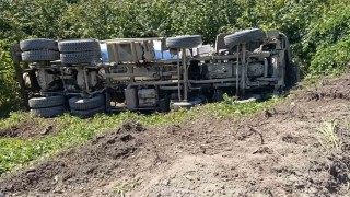Alaplıda şarampole uçan beton mikserinin sürücüsü yaralandı