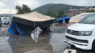 Alaplıda tarım işçilerinin çadırlarını su bastı