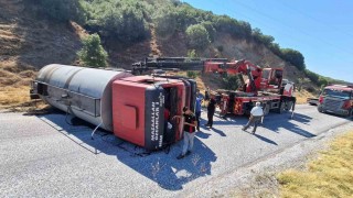 Alaşehir-Eşme yolunda tanker devrildi