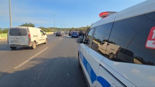 Alev alan otomobil zeytinlik alana sıçramadan söndürüldü