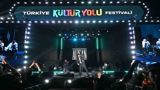 Alişan, Nevşehir Kültür Yolu Festivalinde sahne aldı
