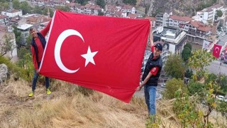 Amasyada 30 Ağustos coşkusu: İki vatandaş zirvede bayrak açtı