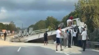 Anadolu Otoyolunda kum yüklü tır devrildi