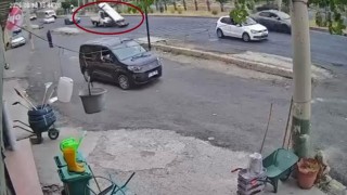 Ani frenle demirlerin kamyonetten yola savrulması kameraya yansıdı