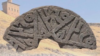 Ani Ören Yerinde Hz. Muhammed isminin 6 kez yer aldığı Selçuklu taşı Ahlatta sergilenecek