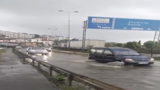 Aniden bastıran yağışın ardından su baskını sürücülere zor anlar yaşattı