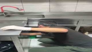 Ankarada eğlence mekanlarına yönelik operasyonda mutfak tezgahının altına saklanan kadın dikkat çekti