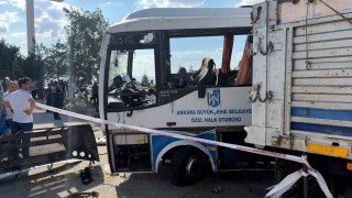 Ankarada midibüs ile kamyon çarpıştı: 1 ölü, 16 yaralı