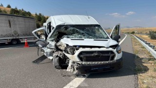 Ankarada servis aracı tıra arkadan çarptı: 1i ağır 7 yaralı