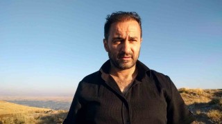 Anne ayı ve iki yavrusu sabahın erken saatlerinde yemek ararken görüntülendi
