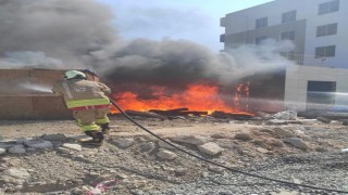 Antakya'da inşaat malzemeleri ve kulübe alevlere teslim oldu