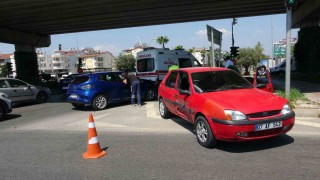 Antalyada iki otomobil çarpıştı: 1 yaralı