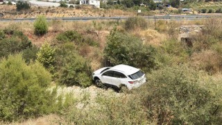 Antalyada otomobil dereye uçtu: 1 yaralı