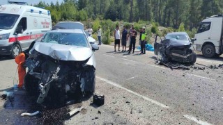 Antalyada otomobiller çarpıştı: 1 ölü, 3 yaralı