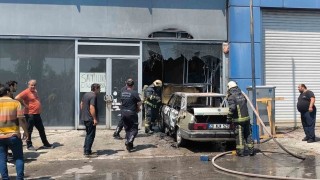 Antalyada park halindeki Tofaş küle döndü, iş yeri zarar gördü