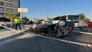 Antalyada refüje çarpan otomobilin takla atma anı kamerada: 2 yaralı