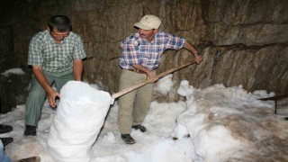 Antalya'da yörüklerin asırlık geleneği: Peynirler kar obruklarında saklanıyor