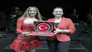 Antalyalılar 30 Ağustosta Derya Uluğ ile coştu