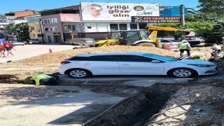 Araç sahibine ulaşılamayınca otomobilin etrafını kazdılar