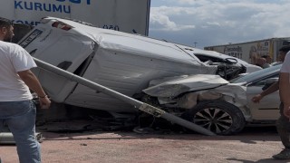 Araçlar birbirine girdi: Yan yatan panelvan, duvar ile SUV arasında kaldı