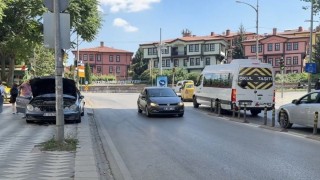 Araçtan caddeye akan motor yağı diğer sürücülere zor anlar yaşattı