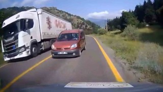 Ardahan-Şavşat karayolunda hatalı sollama araç kamerasında