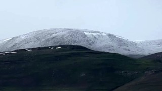 Ardahanda dolu yağışı sonrası dağlar beyaza büründü