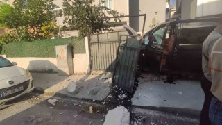 Arnavutköyde kontrolden çıkan VIP minibüs binanın bahçesine daldı