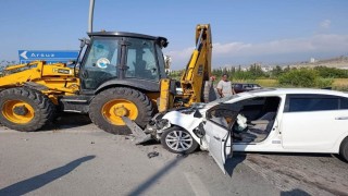 Arsuzda kepçeyle çarpışan otomobil hurdaya döndü: 2 yaralı