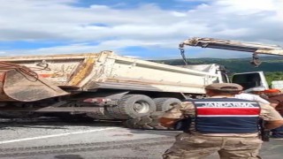 Asfalt yüklü kamyon devrildi: Ardahan-Posof karayolunu kısa süreliğine ulaşıma kapatıldı