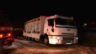 Asit sızdıran kamyon için ekipler seferber oldu: 2 yaralı