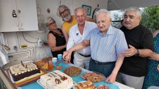 Asrı geride bıraktı, 101 yaşına komşularının alkışlarıyla girdi