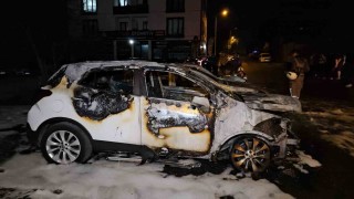 Avcılarda 3 otomobil alevlere teslim oldu: Kundaklama şüphesi üzerinde duruluyor