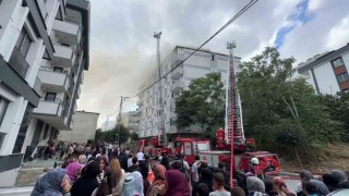 Avcılarda bitişik 2 binada korkutan çatı yangını