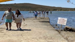 Ayvalıkta binlerce turistin denize yürüyerek geçtiği boğazda can güvenliği yok