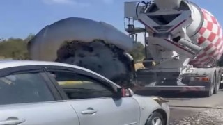 Ayvalıkta seyir halinde alevler içinde kalan otomobilin imdadına beton mikseri yetişti